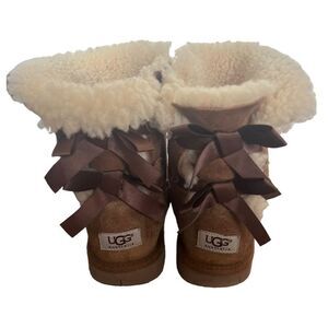 UGG Bailey Bow II Boots S/N 1002954
women US 5 brown suede satin bows shearling